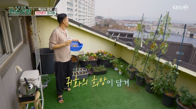 Actor Choi Gwi-hwa has unveiled a house with a rooftop garden.KBS2 Stars Top Recipe at Fun-Staurant broadcasted on the 9th showed the chefs who developed Sandwich and beverages to be released as a new menu on the theme of snacks.On this day, Oh Yoon-ah enjoyed The Speech Night with Yoo Sun and Shin Eun-jung at the shooting scene of the drama The Queen of Masks. He said, I had The Speech.I made it before the shooting from the morning, he said, handmade Sandwich.Oh Yoon-ah revealed the guacamole chicken sandwich, saying, My biggest concern is how to enjoy yinsi, which is not fattening. I use chicken tenderloin because I load chicken breasts too much.I will make a drink that everyone can enjoy, he said. I have also made Zero Vita Green Tea, which includes grapefruit and green tea.Yoo Sun and Shin Eun-jung praised it as it is good because there is no artificial sweetness and it is like a drink for us.Especially, I tasted the chick bean mayonnaise used in Sandwich, and I admired that the aftertaste is refreshing and sophisticated, Did you make the bread that the actresses can eat so comfortably at this time?Oh Yoon-ah told Shin Eun-jung, I know too much about my sisters diet, and Shin Eun-jung said, My husband has been on a diet since I got married.Yoo Sun also enjoys cooking. He said, If you want something today, you can make some recipes, he said. Our groom also likes mourning.I like eating out so much, but we do not like to eat rice that we have prepared. Oh Yoon-ah said, I am so busy that I take food and mourning. Shin Eun-jung said, Moms can not help it.Yoo Sun said, I feel so sorry when my sister is finished shooting.Shin Eun-jung said, I just do this, but the man is practicing.No matter how hard I try to get in late, I can not win. Yoo Sun said, I just went home at 2 oclock in the morning and I could not get in because of the lock on the door. Shin Eun-jung said, I thought I would have come in by that time, My mom was there.I called and my mother opened the door. Since then, the daily life of actor Choi Gwi-hwa has also been revealed. He got up from his seat to cook for his wife. At that time, a tent installed on the roof next to the rooftop room on the second floor was revealed and attracted attention.He said, Its almost a penthouse.On the opposite side of the tent, a rooftop garden was laid out, where a variety of potted plants were planted. Choi Gwi-hwa, who grows cherry tomatoes and green onions, explained, I am almost a food butler. I grow many plants.He said, The house I used to live in was a single room in the basement. When I opened the window in my room, it was like a movie Parasite that I saw the footman of a passerby. I always want to live in a high place and a good air.So I came to a space where I could open my own space and children could go outside and see the sky.Choi Gwi-hwa, who harvested green onions, parsley, and cherry tomatoes after taking out the bellflowers and carrots buried in the soil, looked at the sub-trees. I came all the way from the island in Shinan, he said.He said he bought a small plot of land on the island for farming. I had a dream. I have a dream that I will build a house in front of the beach when I retire later, he said.Choi Gwi-hwa, who trimmed the harvested ingredients, made a marinade and sliced the kelp-ripened crab meat. Our Wife loves sashimi, he said.He finished the first meal of the crab, and he immediately started frying the dried acorn jelly.In particular, Choi Gwi-hwa left a hearty note next to the finished dish, and he said, Thank you every day. My wife!One day I looked at my Wife cell phone and said, Run. I think I saved it 16 or 17 years ago. It means to work hard. Lee Yeon-bok said, Even if I run hard, I have become a million actors who believe and see the Korean people. Oh Yoon-ah admired, It seems that the wife believes and supports me a lot. Choi Gwi-hwa said, Thats right.I always thank you, he said. If it was hard, there was a time when it was hard, but every time Wife did a part-time job without grievance, she gave me a lot of comforting words.I do not have a railroad, but thank you very much. He said, If I had not met my wife, I would not have been able to live like this. I never asked him to quit. I asked him if he would quit.Kang Soo-jung said, There was faith.KBS2