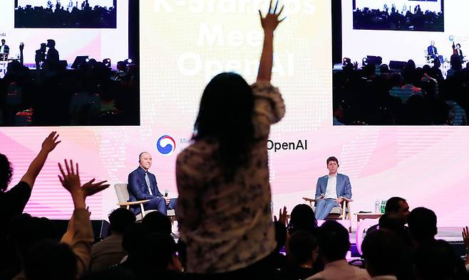9일 서울 영등포구 63스퀘어에서 열린 K-Startups meet OpenAI 행사에서 스타트업 관계자들이 샘 알트만 오픈AI 최고경영자, 그렉 브로크만 오픈AI 회장에게 질문 하기 위해 손을 들고 있다. 뉴시스