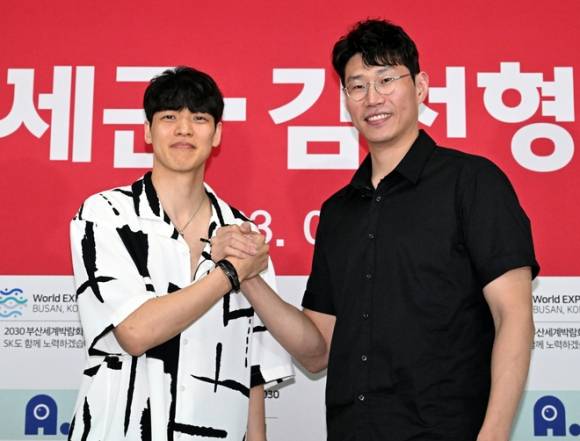 프로농구 서울 SK의 김선형(왼쪽)과 오세근이 8일 서울 강남구 KBL센터에서 열린 기자회견에서 손을 맞잡고 있다. 뉴스1