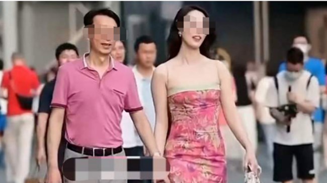 중국 한 국영기업의 대표가 한 여성과 손잡고 쇼핑하는 모습이 공개되어 파문을 일으켰다. 해당 영상이 공개된 후 대표는 파면됐다
