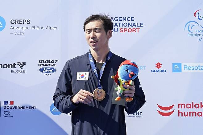 수영 조원상이 버투스글로벌게임의 세 번째 메달을 목에 걸었다. ⓒ스페셜올림픽코리아