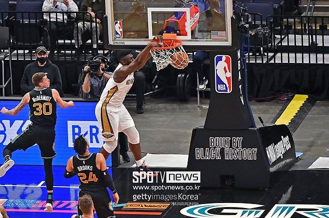 ▲ 경기에 뛰는 자이언의 위력은 무시무시했다.