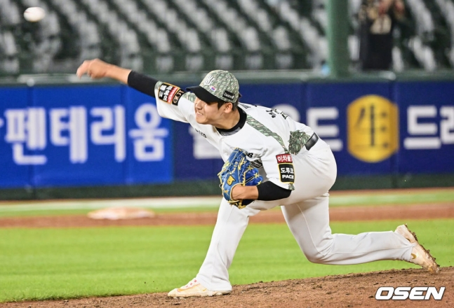 KT 박영현이 8일 사직 롯데전에서 연장 12회 말 투구하고 있다.