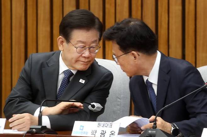 이재명 더불어민주당 대표와 박광온 원내대표가 9일 오전 국회에서 열린 확대간부회의에서 무언가 논의하고 있다. ⓒ데일리안 박항구 기자