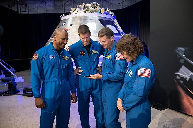 미국의 유인 달 탐사 프로젝트 ‘아르테미스’ 2호에 승선하는 비행사 4명이 조 바이든 대통령으로부터 축하 전화를 받는 모습. 백악관 홈페이지