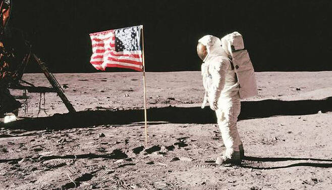달에 착륙한 닐 암스트롱이 미국 국기를 꽂은 모습. 미항공우주국(NASA) 홈페이지