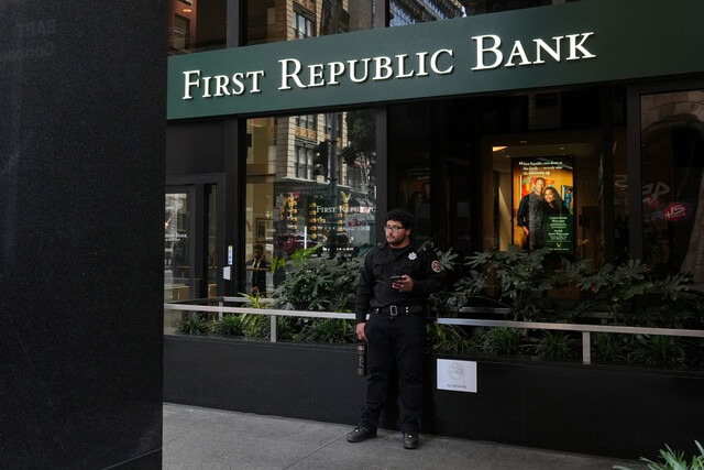 2023년 4월 미국 샌프란시스코 퍼스트리퍼블릭은행 지점 앞에서 보안요원이 경비를 서고 있다. 퍼스트리퍼블릭은행은 급속한 예금 이탈로 파산 위기를 맞아 최근 JP모건에 인수됐다. REUTERS