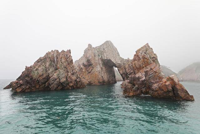 홍도 1경 남문바위. 홍도유람선을 타야 제대로 볼 수 있다. 여행객이 기념사진 촬영을 마칠 때까지 잠시 운항을 멈춘다. ⓒ박준규