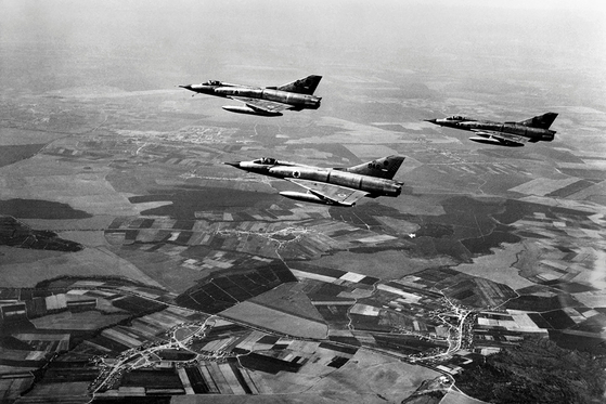 1967년 6월 5일 이스라엘 공군 전투기가 이집트 공습을 위해 시나이 반도 상공을 비행하고 있다. [AFP=연합뉴스]