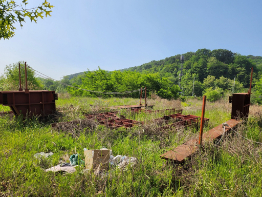 7일 오전 인천 중구 운북동 1276의7 일대에 공사장 생활폐기물들이 버려져 있다. 박주연기자