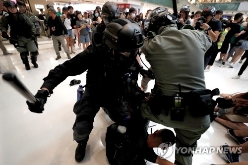 지난 2019년 홍콩사태때 시위대를 구타하는 홍콩 경찰.
