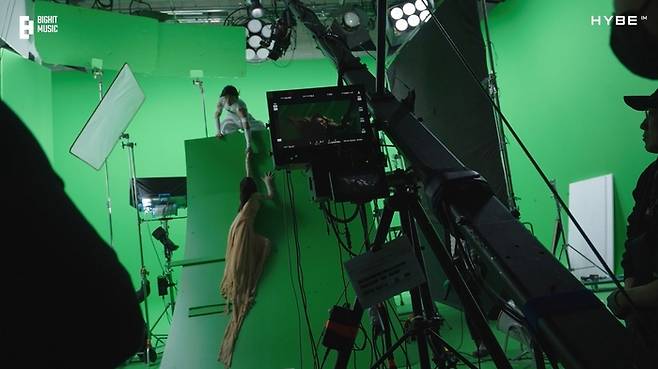 XR시스템을 활용해 미드낫의 디지털 싱글 MV를 작업하는 모습. <하이브>