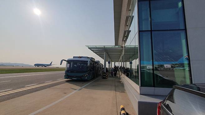 원격탑승시설은 버스에서 내리면 곧바로 실내로 들어갈 수 있다. 사진 인천공항