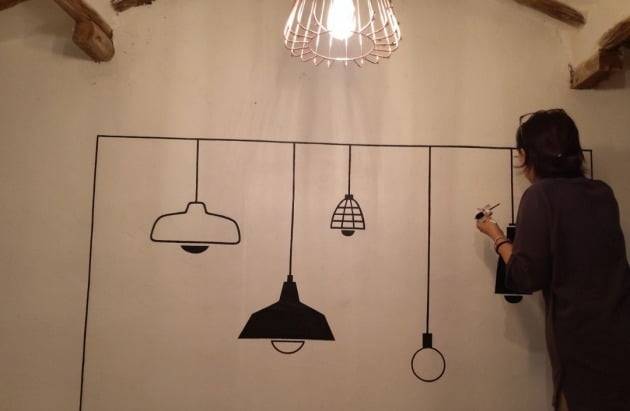 미술 선생님의 실력을 발휘해 셀프 인테리어를 하고 있는 호스트 수현 씨.