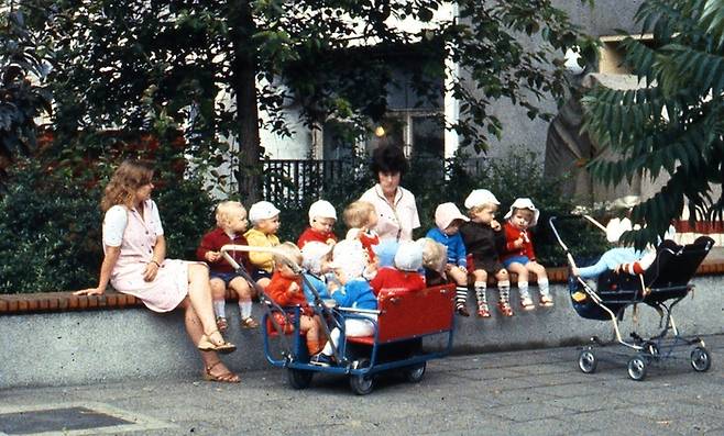 인간은 사회적 협력관계를 이용해 육아를 공동으로 하는 존재다. 최근에는 동물들도 다른 개체들과 공동육아한다는 사실이 밝혀졌다. 사진은 1984년 촬영된 독일 베를린의 어린이집.