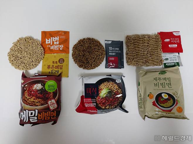 ‘메밀비빔면’ 신제품 3종 사진. 왼쪽부터 풀무원·하림 더미식·오뚜기 제품의 모습이다. 김희량 기자