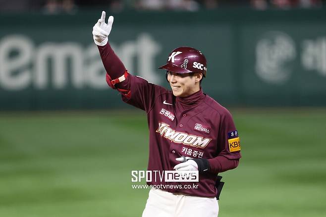 ▲ 김혜성은 만루 홈런을 쏘아 올려 에이스 안우진을 웃게헀다. ⓒ곽혜미 기자