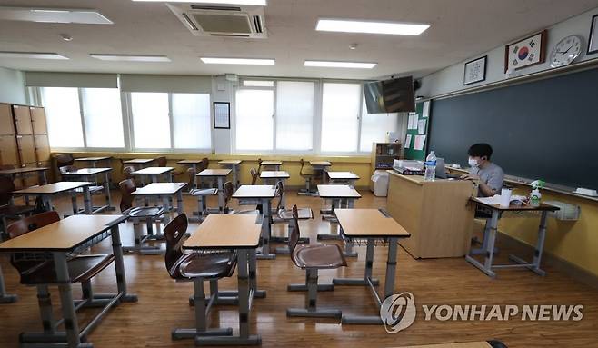 다시 원격수업 2020년 8월 26일 서울의 한 고등학교에서 선생님이 원격 수업을 하고 있다. [연합뉴스 자료사진]