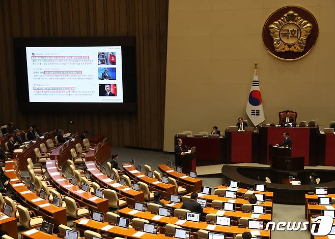 김성주 더불어민주당 의원이 12일 오후 서울 여의도 국회 본회의장에서 열린 제407회국회(임시회) 제1차 본회의 정치·외교·통일·안보 분야 대정부 질문에서 한덕수 국무총리에게 '후쿠시마 오염수' 관련 질의를 하고 있다. 2023.6.12/뉴스1 ⓒ News1 송원영 기자