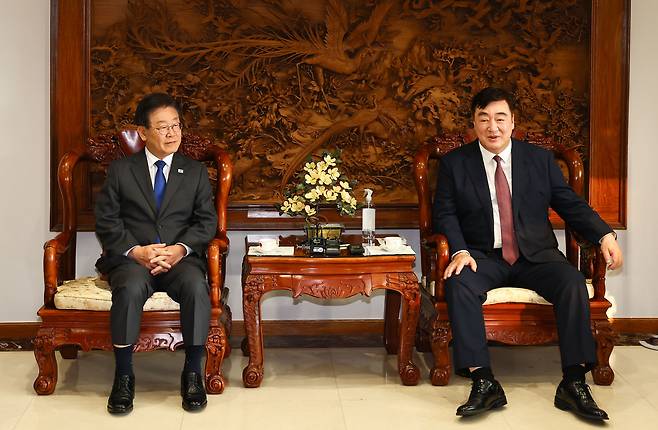 싱하이밍 주한중국대사가 8일 저녁 서울 성북구 중국대사관저에서 이재명 더불어민주당 대표를 만나 인사말을 하고 있다. /뉴시스