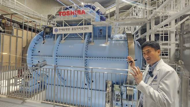 홍채선 세브란스병원 방사선종양의학과 교수가 중입자치료센터 주요 설비를 소개하고 있다. 박정연 기자 hesse@donga.com