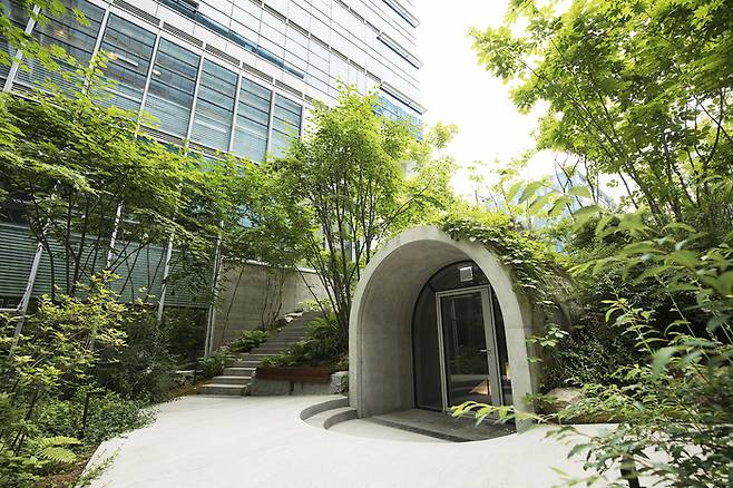 경기도 성남 판교 스마일게이트 캠퍼스 1층 정원에 자리한 ‘토끼굴’ 입구