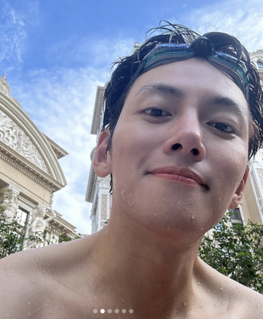 Actor Ji Chang-wook caught the eye with a humiliating shot.On the 12th, Ji Chang-wook posted a photo through his personal account. In the public photo, he is traveling to Macau. He is healing in a luxurious hotel.Especially, he is enjoying his leisure time in a hotel with a swimming pool. It is a visual that exploded the humiliation without humiliation even in a close-up shot which can be humiliating.Ji Chang-wook has become a leading actor in the drama  ⁇   ⁇   ⁇   ⁇   ⁇   ⁇ ,  ⁇   ⁇   ⁇   ⁇   ⁇   ⁇   ⁇ ,  ⁇  THE K2  ⁇ ,  ⁇   ⁇   ⁇   ⁇   ⁇   ⁇   ⁇   ⁇   ⁇   ⁇ ,  ⁇   ⁇   ⁇   ⁇   ⁇   ⁇   ⁇   ⁇   ⁇   ⁇   ⁇   ⁇   ⁇   ⁇   ⁇   ⁇   ⁇   ⁇  And has gained global popularity beyond the country with its presence not limited to genres such as the city.Especially, the Netflix series  ⁇  Anara Sumanara  ⁇  and the drama  ⁇  When you say your wish, you have a deep and deep emotional line delicately drawn and received another shining performance.Ji Chang-wook, who has built a solid filmography with a wide spectrum of smoke and irreplaceable character digestion since his debut, plans to continue ten days in 2023.Meanwhile, actor Ji Chang-wook signed a management contract with Spring Company last April.