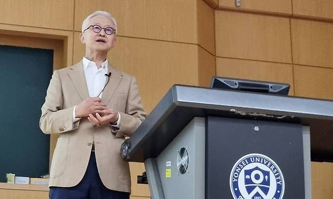 경계현 삼성전자 디바이스솔루션(DS)부문장(사장)이 지난 9일 서울 서대문구 연세대학교 제3공하관에서 공대생들을 대상으로 한 ‘꿈과 행복의 삼성반도체: 지속가능한 미래’ 강연에서 발언하고 있다. 연합뉴스