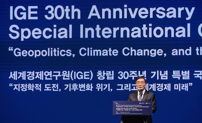 전광우 세계경제연구원 이사장이 2023년 4월 26일 오전 서울 삼성동 그랜드인터컨티넨탈 서울 파르나스에서 열린 세계경제연구원(IGE) 창립 30주년 기념 특별 국제콘퍼런스에서 개회사를 하고 있다./연합뉴스