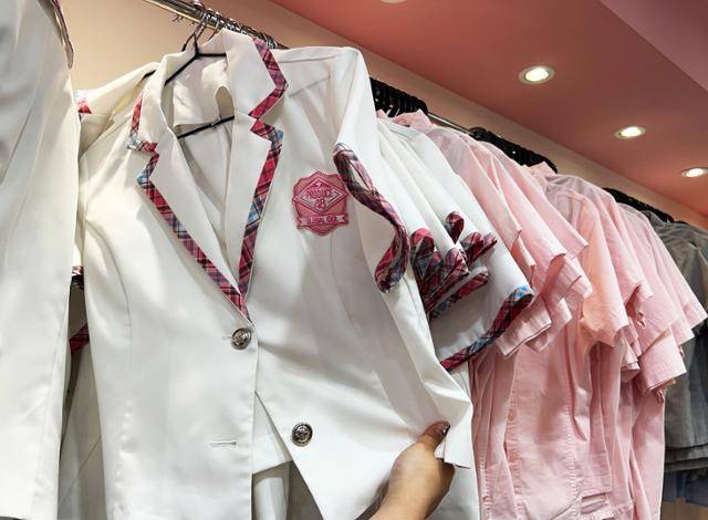 잠실 한 교복대여점에 예능프로그램 '프로듀스101' 참가자들이 입었던 것과 똑같은 교복이 진열돼 있다. 업체 측은 일본인은 한국 스타일의 교복을 좋아하고, 한국인은 일본풍 교복을 좋아하는 경향이 있다고 밝혔다.