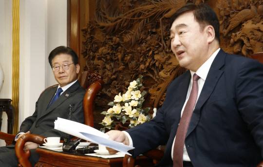 이재명 더불어민주당 대표가 지난 8일 싱하이밍 주한 중국대사의 초청으로 서울 성북구 중국대사관저를 방문한 가운데 싱 대사가 준비한 원고를 들고 면담 모두발언을 하고 있다. 국회사진기자단