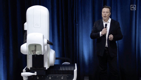 일론 머스크 테슬라 CEO가 뉴럴링크의 수술 로봇을 소개하고 있다. [AFP=연합뉴스]