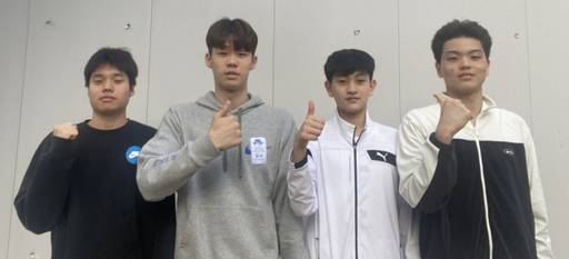 제2회 광주 전국수영선수권대회 남중부 계영 400m에서 우승한 경기체중 (왼쪽부터)김도현, 최윤혁, 이지후, 최재헌이 기념촬영을 하고 있다. 경기체중 제공