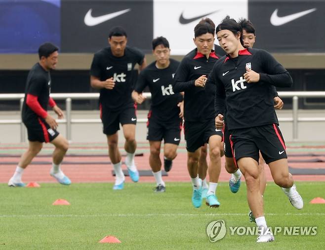 스트라이커 경쟁 나선 조규성 (부산=연합뉴스) 손형주 기자 = 14일 오전 부산 서구 구덕운동장에서 열린 축구 국가대표팀 공식훈련에서 조규성이 훈련을 하고 있다. 대표팀은 16일 페루와 부산에서 평가전을 치른다. 2023.6.14 handbrother@yna.co.kr