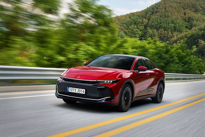 토요타 크라운 2.4 듀얼부스트 하이브리드