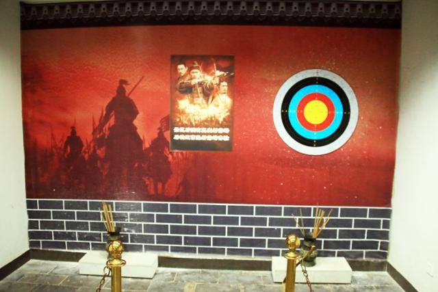 조조기념관 벽애 활쏘기 표적과 영화 적벽대전 포스터가 붙어 있다. ⓒ최종명