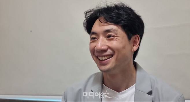 ▲지난 7일 오후 서울 대치동에서 안정기 작가가 미디어오늘과 인터뷰하는 모습. 사진=금준경 기자.