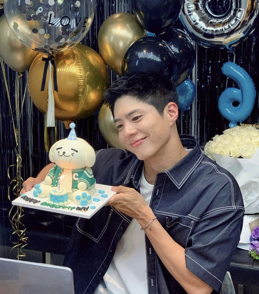 Actor Park Bo-gum greeted Birthday with a deep appreciation.On the 17th, Park Bo-gum released several photos on Jasins account with the words Thank you very much for all those who celebrated my Birthday.Leaving her black and gold-coloured party wall behind, Park Bo-gum sported a pair of boyish Beautiful looks with her cropped hair up.In addition, it appeared as a styling that was not excessive, but the white shirt and blue short-sleeved shirt could be seen as loose, but even in the refreshing atmosphere of Park Bo-gum, it was distinguished by Innocence.Park Bo-gum, who took a picture with a puppy cake, is making a harmless smile that does not know whether the cake is a puppy or a puppy.However, it can be seen as harmful as Beautiful looks that can give a feeling of stiffness to those who are looking at the pictures.Park Bo-gum expressed his deep gratitude to those who celebrated Jasins Birthday. Park Bo-gum in the photo has a happy and innocent look.It would be thanks to Innocence to reveal your feelings without laughing and hiding your face.At the same time, his thick, straight fingers wrapped around his small face bring excitement, and the healthiness felt in his forearms, which are solidly exercised, gives Park Bo-gum, a boy and a young man, another fragrance of charm.The netizens responded in various ways such as too handsome, this is a doctoral degree if it is Beautiful looks, I am looking forward to the next Drama and Happy Birthday my puppy.On the other hand, Park Bo-gum is in the drama Park Bo-gum Channel