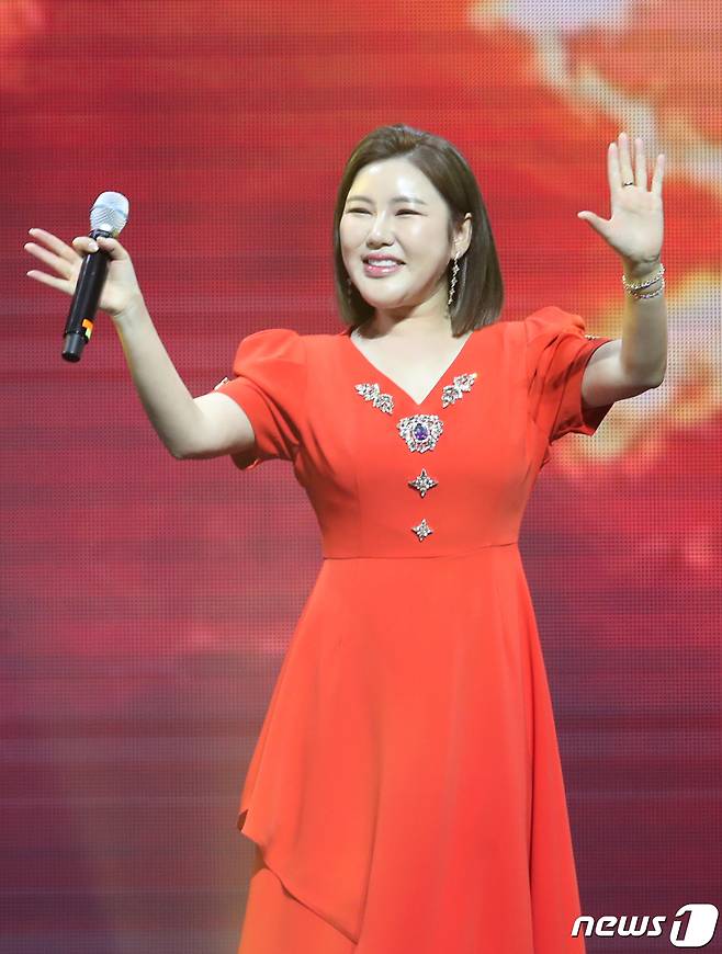 Seoul =) Singer Song Ga-in is presenting a spectacular stage at the 32nd Lotte Mart Duty Free Shop Family Concert at KSPO DOME in Seoul Songpa-gu Olympic Park on the 18th.The Lotte Mart Concert is a K-POP concert hosted by Lotte Mart Duty Free since 2006 to attract foreign tourists. 2023.6.18
