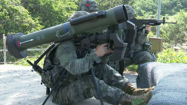 2023 서북도서방어훈련에 참가한 해병대원들이 국산 현궁 대전차미사일 사격훈련을 하고 있다./해병대 영상 캡처