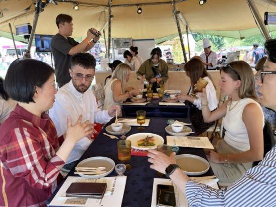 안동시와 (재)한국정신문화재단은 6월 14일부터 18일까지 영국 런던 리젠츠파크(Regent’s Park)에서 열린 ‘테이스트 오브 런던(Taste of London)’에 참가해 안동 홍보 부스를 열었다.(안동시 제공)