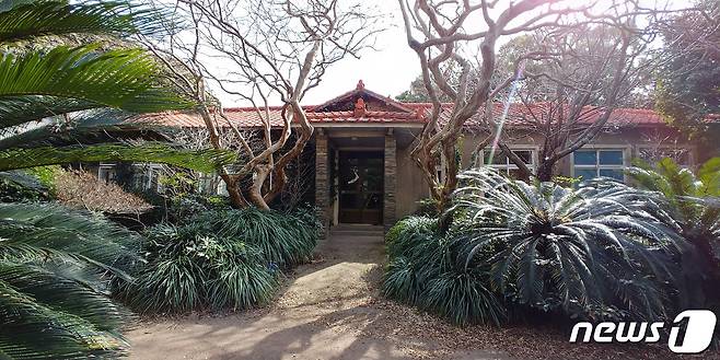 서귀포시는 20일자 조달청 나라장터를 통해 '구 경성제국대학 부속 생약연구소 제주도시험장 원형복원 및 보수정비 실시설계 용역' 입찰을 공고했다고 밝혔다. 제주 서귀포시 토평동 소재 구 경성제국대학 부속 생약연구소 제주도시험장 건물 전경.(문화재청 제공)/뉴스1