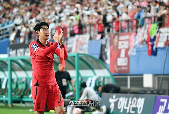손흥민이 엘살바도르와 친선경기에서 1-1 무승부를 기록한 뒤 관중석을 향해 인사를 하고 있다. 대전 | 박진업기자 upandup@sportsseoul.com