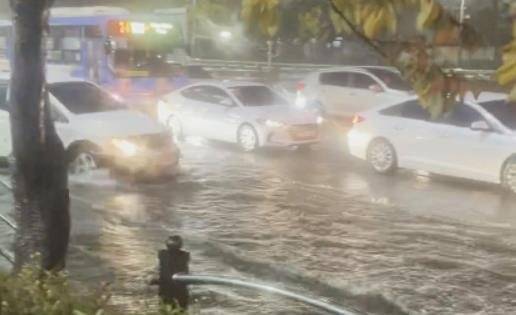 지난해 11월 12일 폭우가 쏟아지며 호우주의보가 내려졌던 인천에서 낙엽이 도로 옆 배수로를 막아 침수됐다는 신고가 잇따랐다. 사진은 이날 침수된 인천시 부평구 삼산동 굴포천역 인근 도로 모습. 연합뉴스