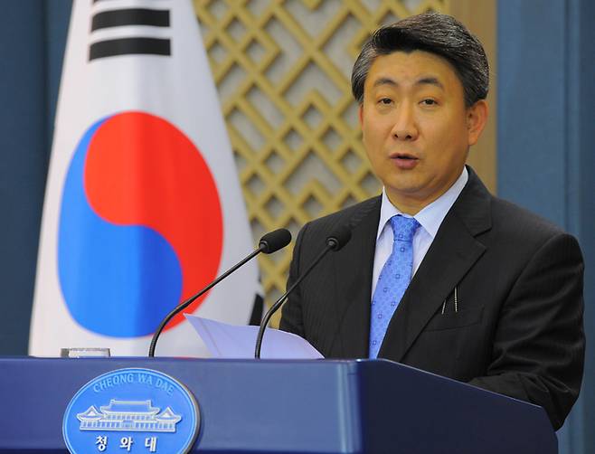 이동관 대통령 대외협력특별보좌관이 이명박 정부 청와대 대변인 당시 브리핑하고 있다. 경향신문 자료사진