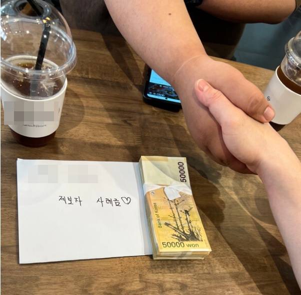 람보르기니 '우르스' 차주 A씨가 제보자에게 사례금 500만원을 건네며 악수를 하는 모습. 온라인 커뮤니티 캡처