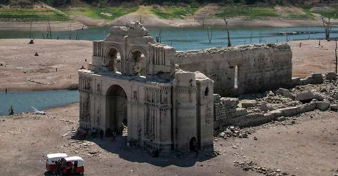 1966년 저수지가 완공으로 물속에 잠겼던 멕시코의 한 교회가 최근 가뭄으로 수위가 낮아지면서 모습을 드러냈다. PVND