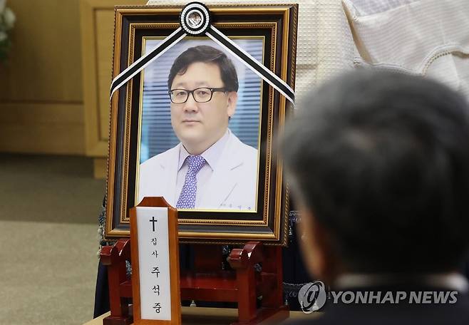 고 주석중 교수 영결식 (서울=연합뉴스) 김성민 기자 = 20일 오전 서울 송파구 서울아산병원 장례식장에서 고 주석중 아산병원 심장혈관흉부외과 교수의 영결식이 치러지고 있다. 2023.6.20 ksm7976@yna.co.kr