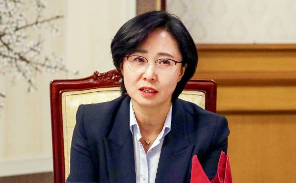 김혜주 롯데멤버스 대표이사가 지난 3월 서울 종로구 세종대로 정부서울청사에서 열린 여성가족부 행복동행 여성 임원 초청 간담회에서 인사말을 하고 있다. /사진=뉴스1 김명섭 기자