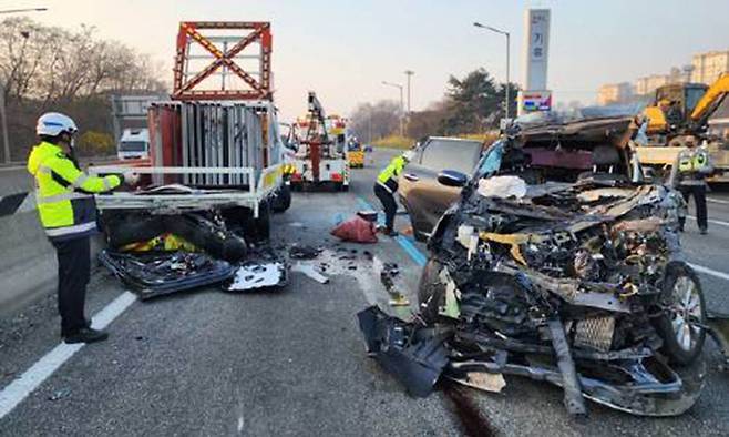 지난 3월29일 오전 5시55분 경부고속도로 기흥휴게소 부근에서 발생한 교통사고 현장. 사고는 1차로에서 차선도색 작업을 지원하던 사인카 후미를 쏘렌토 SUV가 들이받으면서 일어났다. 이 사고로 쏘렌토 운전자와 동승객 등 3명이 숨졌다. 경기도소방재난본부 제공